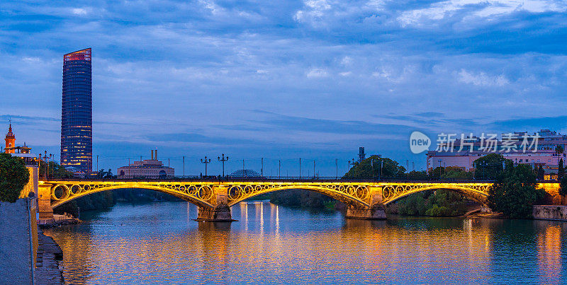 西班牙安达卢西亚塞维利亚日落时的Puente de Triana桥